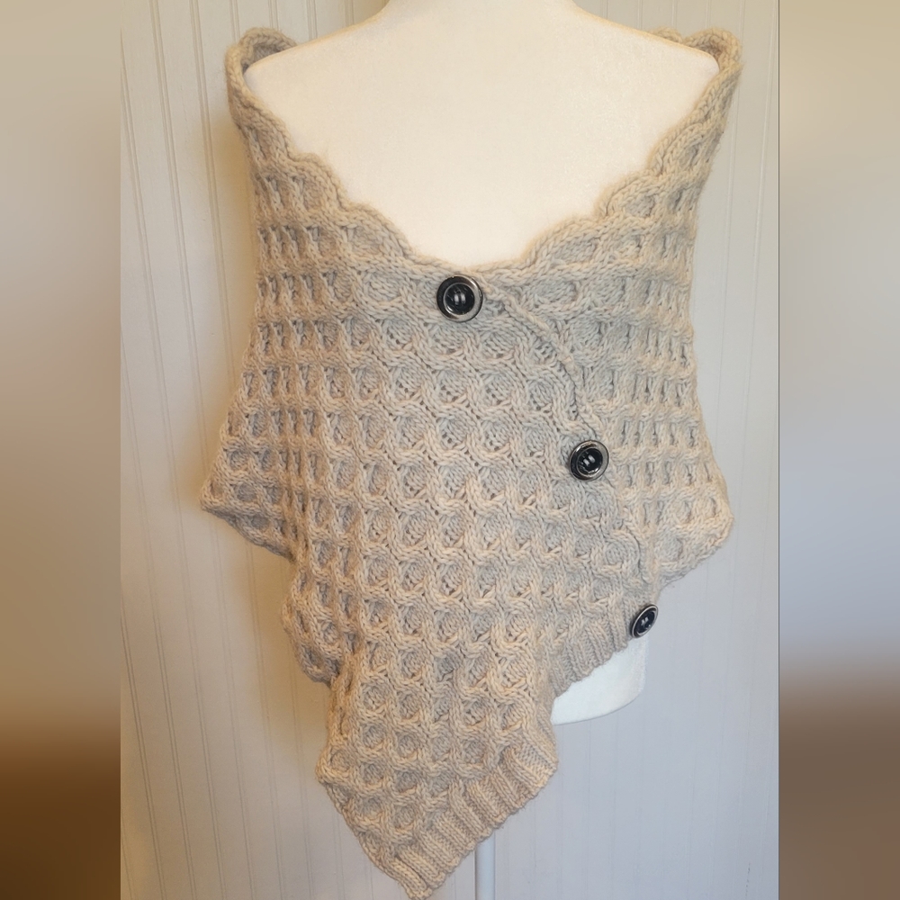 Fratellitalli  beige decorative button shawl